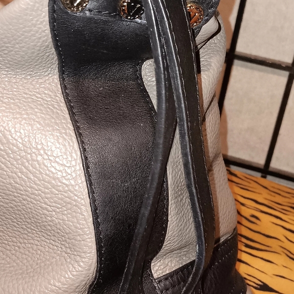 Valentina Leather Bucket Bag/ Backpack - Picture 7 of 15